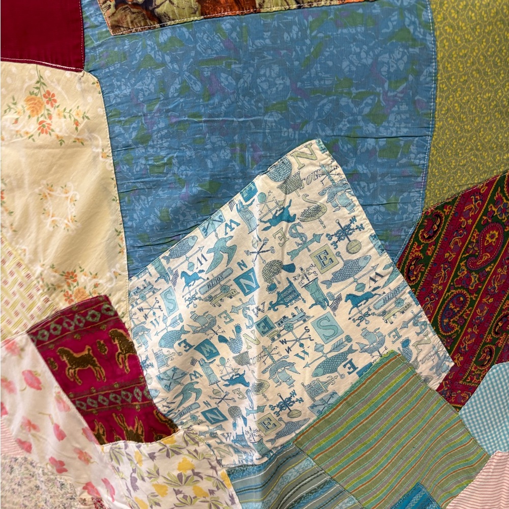 Vibrant Patchwork Quilt Had Made Vintage Fabric - Picture 9 of 15